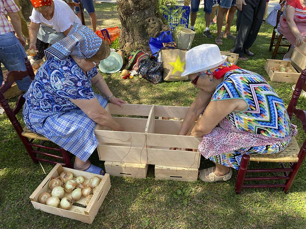 La Primera Fira de la Ceba ompli el mercat de la Pobla de Vallbona