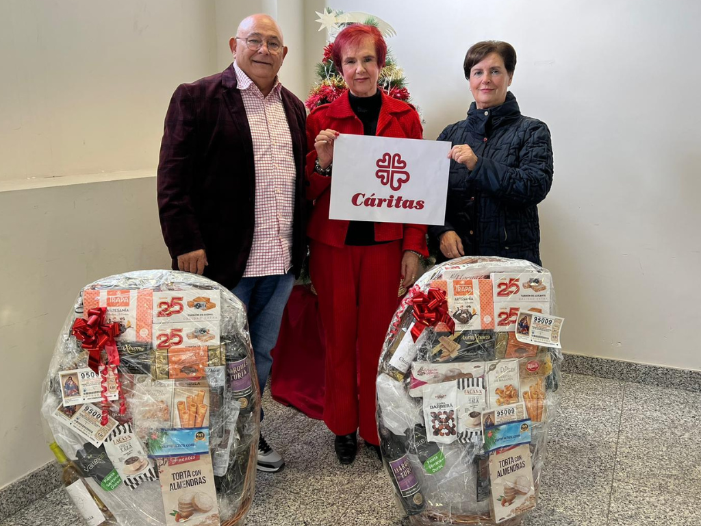 L'ajuntament dona dos cistelles de Nadal a Càritas 