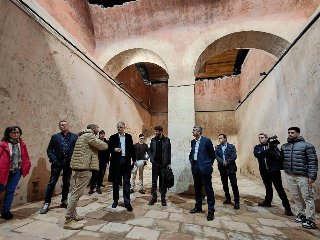 El vicepresident segon i conseller d'Arquitectura Bioclimàtica i l'alcalde visitan la Cisterna de la Pobla i el refugi de la Guerra Civil