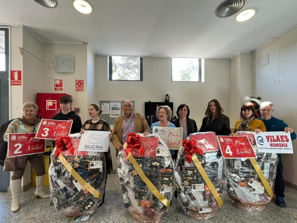  L'ajuntament reparteix les cistelles del sorteig de nadal