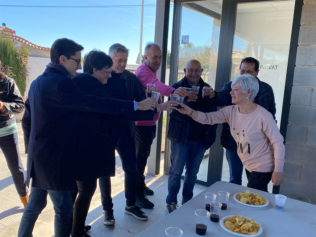 El veïnat de la urbanització la Sima brinda per la nova carretera de la zona est