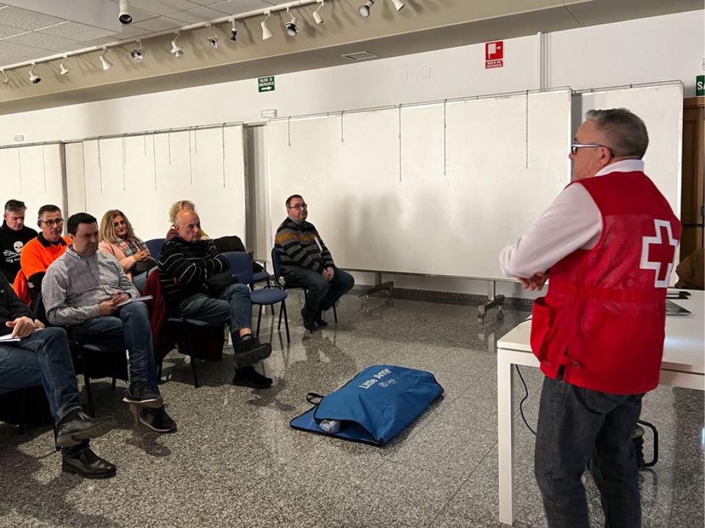 Creu Roja imparteix un curs de primers auxilis a l'ajuntament de La Pobla de Vallbona
