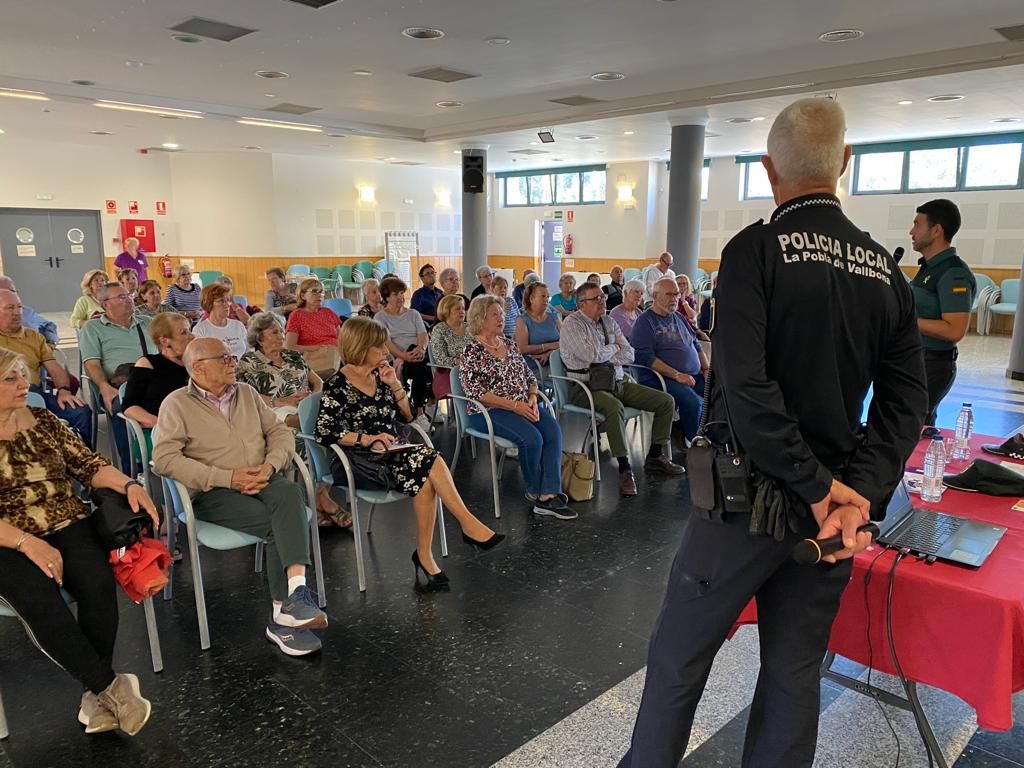 La Policia Local i la Guardia Civil expliquen a les persones majors com evitar estafes 